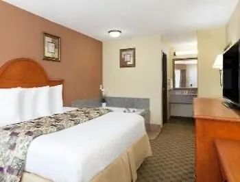 Howard Johnson By Wyndham Motel Lafayette
